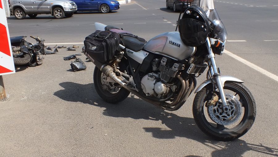 Лишенный прав мотоциклист въехал в иномарку в Павлове