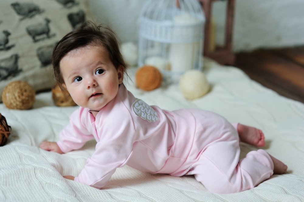 Пять главных правил выбора первой одежды для малыша