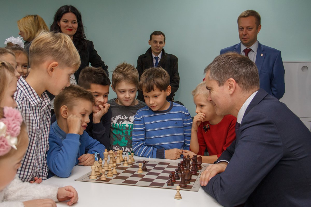 Владимир Панов сыграл в шахматы с юными нижегородцами - фото 1