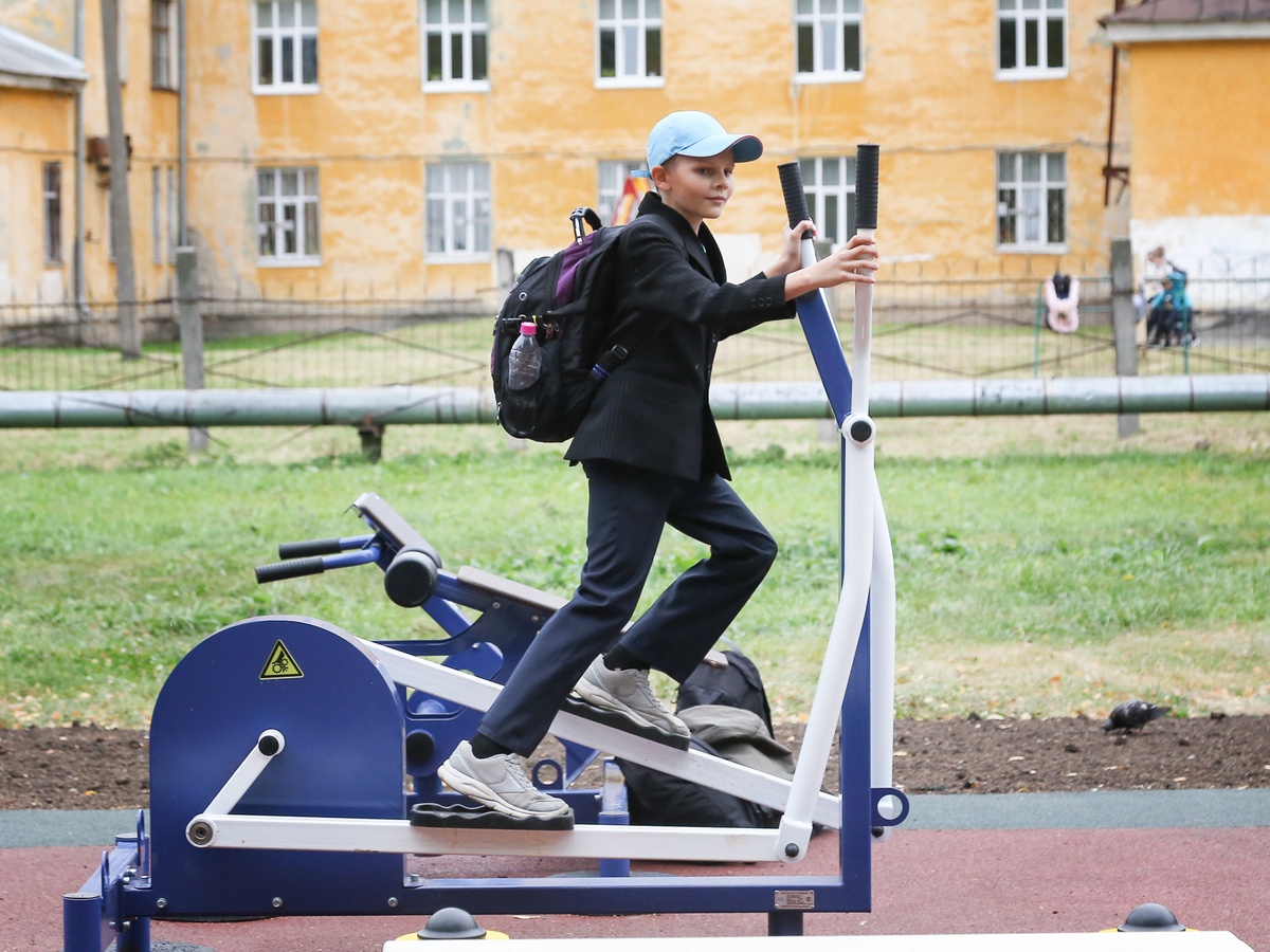 Уличная спортивная площадка с вело- и кардиотренажерами появилась в Московском районе
