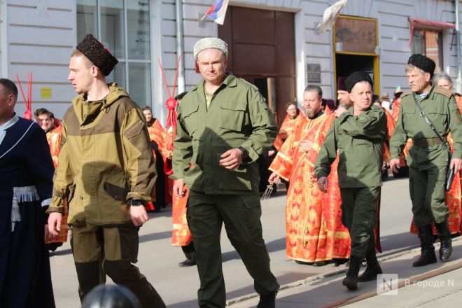 Фоторепортаж: как прошел пасхальный крестный ход в Нижнем Новгороде - фото 31