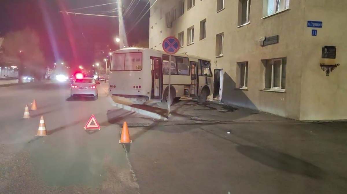 Автобус с пассажирами влетел в дом в Дзержинске: есть пострадавшие - фото 1