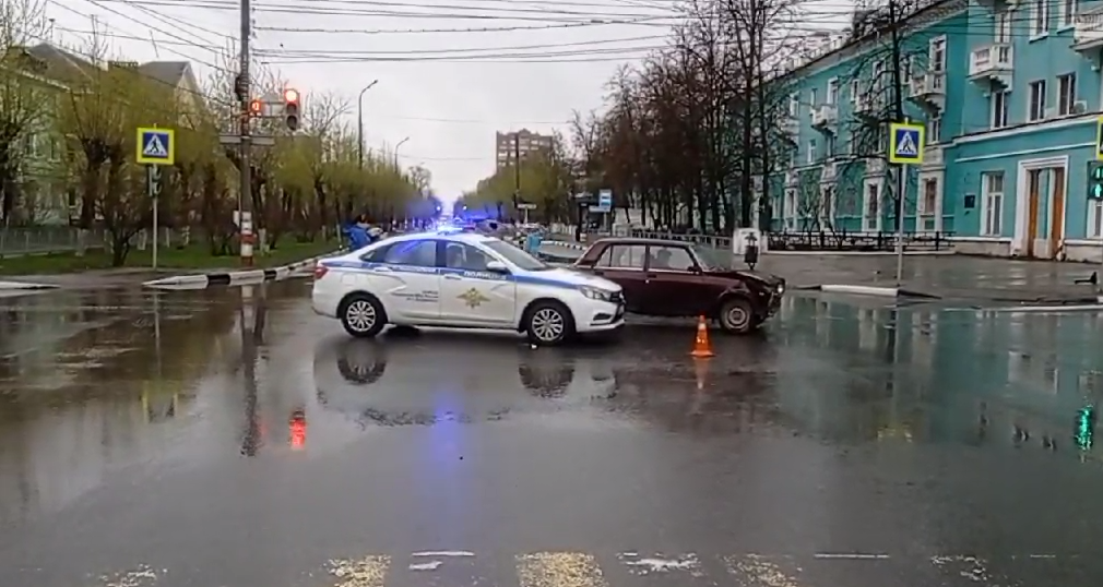 Два человека пострадали в ДТП на перекрестке в Дзержинске - фото 1