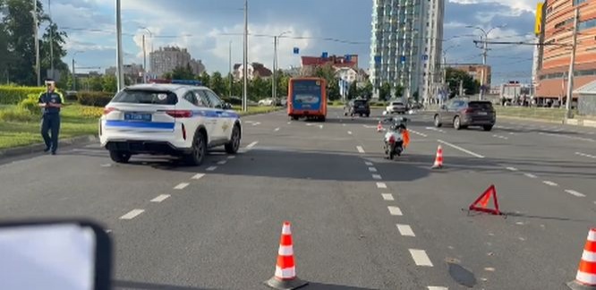 Автобус и мопед столкнулись в центре Нижнего Новгорода: есть пострадавшая - фото 1