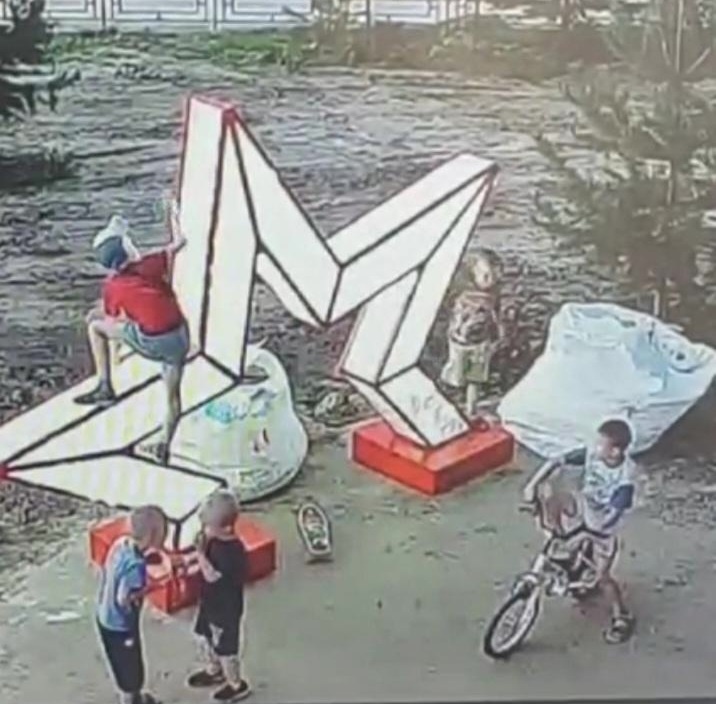 Дети сломали арт-объект в сквере памяти погибших комсомольцев в Лыскове - фото 1
