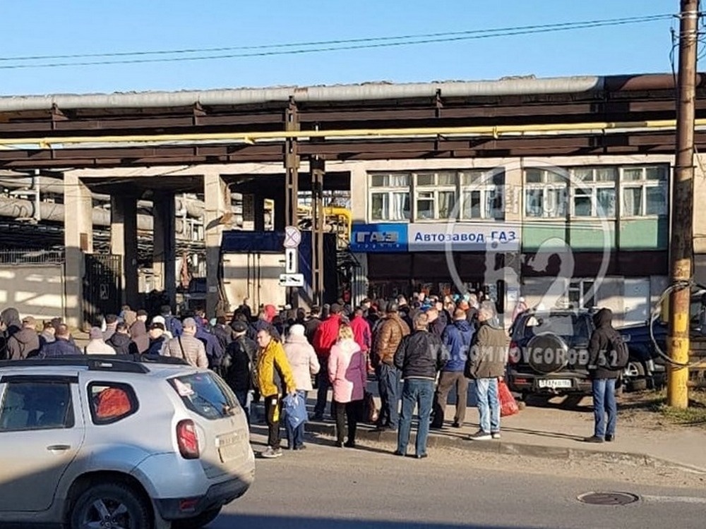 Десятки сотрудников ГАЗа столпились на проходной завода вопреки предписанным мерам безопасности - фото 1