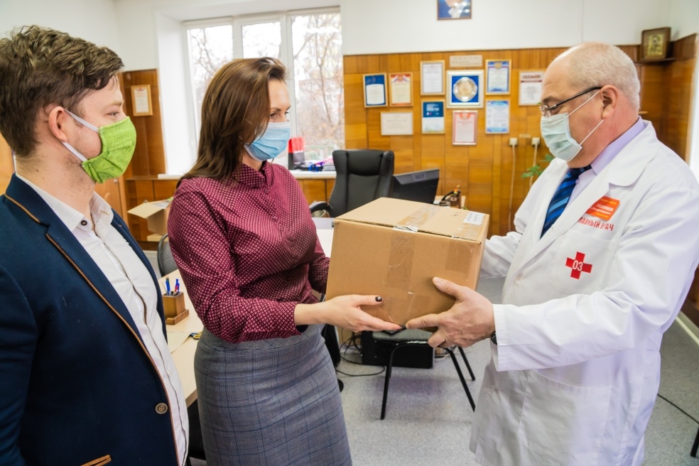 Полтысячи защитных костюмов получила нижегородская больница № 40 от благотворительного фонда - фото 1