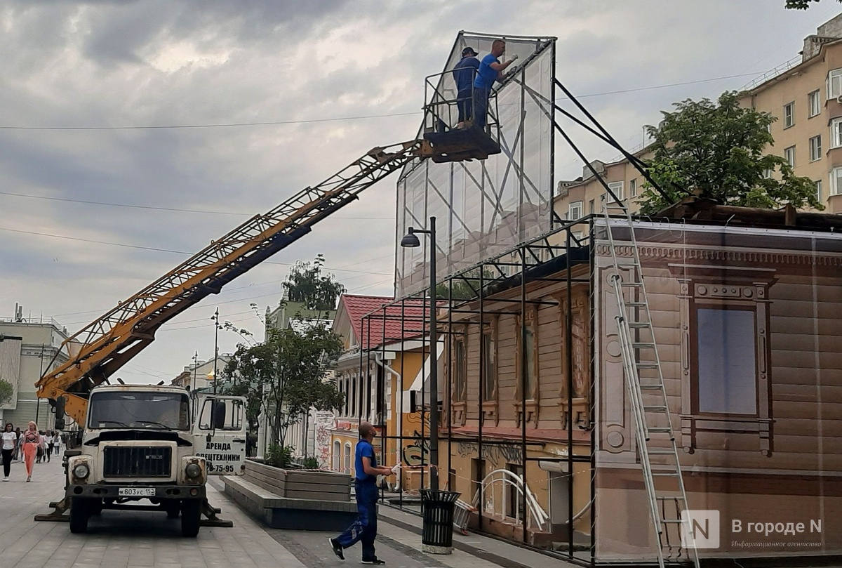 Сгоревший исторический дом в центре Нижнего Новгорода закрыли фальш-фасадом