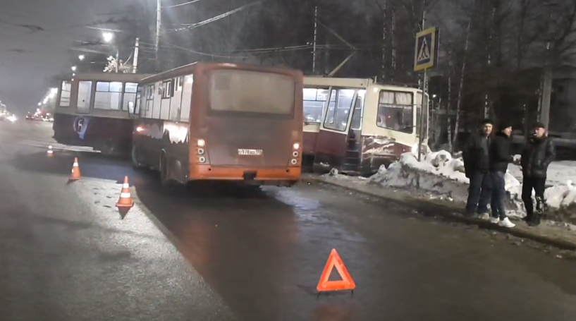 Автобус въехал в трамвай в центре Нижнего Новгорода: три человека пострадали - фото 1