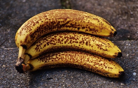 Ученые выяснили, кому опасно есть бананы