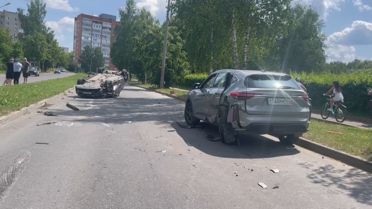 Китайский автомобиль приземлился на крышу в Сарове: пострадали два человека - фото 1