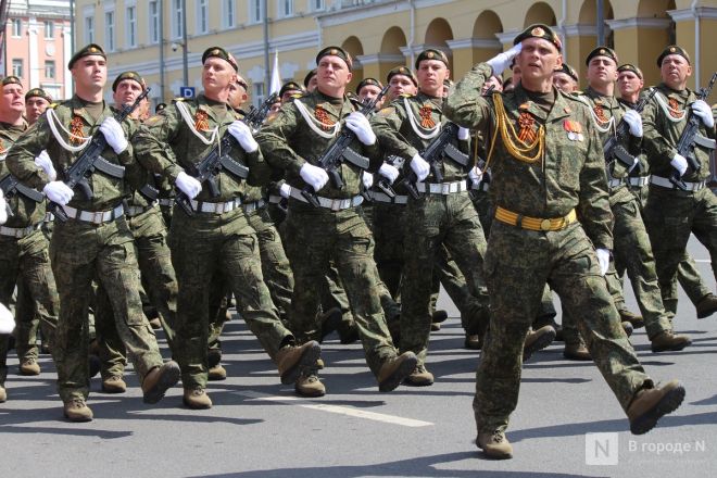 Фоторепортаж: парад в честь 80-й годовщины Победы прошел в Нижнем Новгороде - фото 274