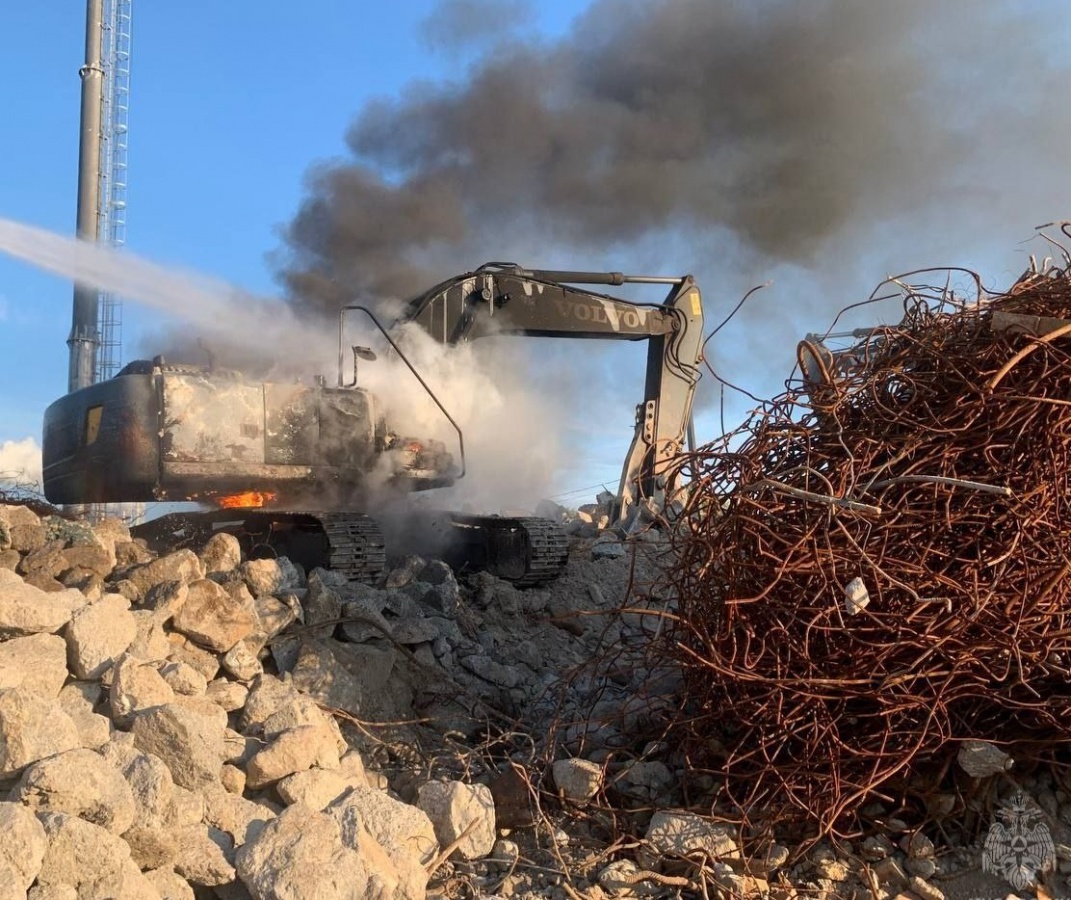 Экскаватор сгорел во время работы в Кстовском районе - фото 3