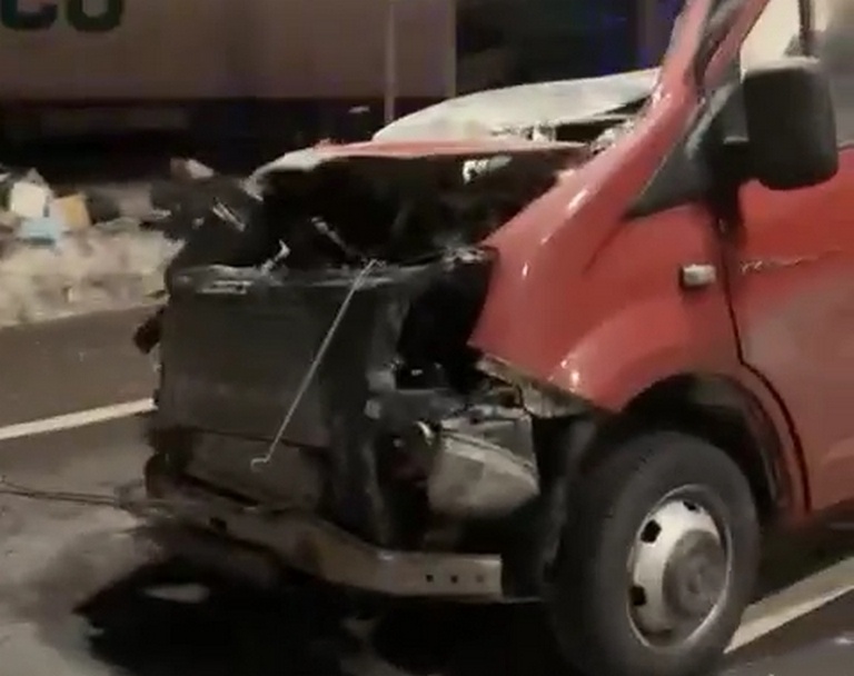 Водитель и пассажир &laquo;ГАЗели&raquo; получили травмы в столкновении двух машин в Володарском районе - фото 1