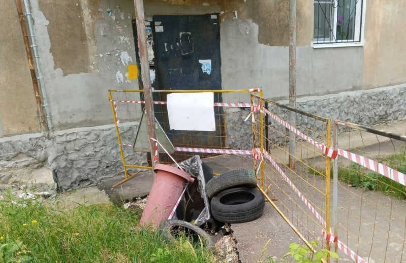 Власти пообещали устранить провал у дома в Дзержинске 24 июня - фото 1