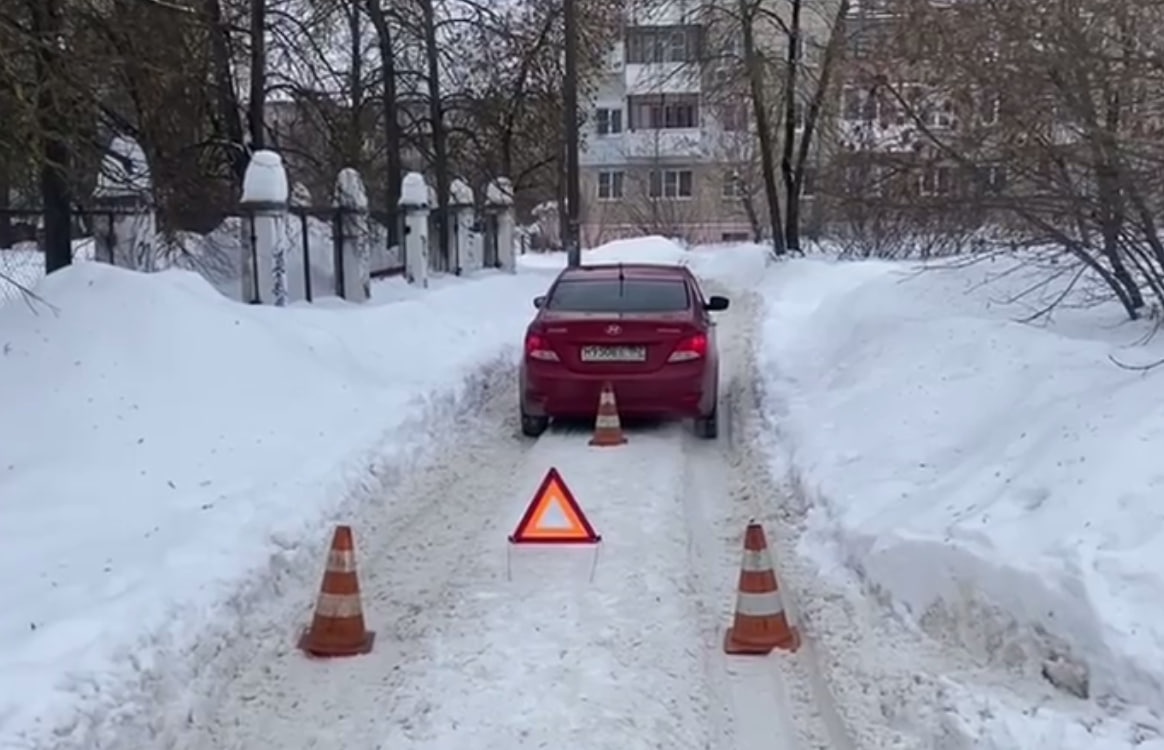 Автомобиль сбил девушку с годовалым ребенком в Дзержинске - фото 1