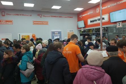 Двое с весами, один &mdash; с утюгом