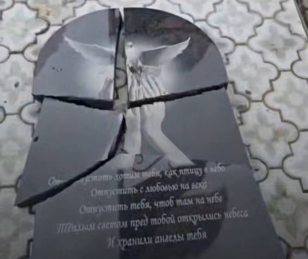 Вандалы разгромили памятники бойцам СВО на кладбище в Нижегородской области - фото 1