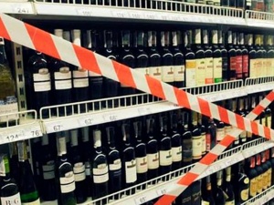 Продававший в ночное время алкогольные напитки магазин закрыли на улице Рождественской