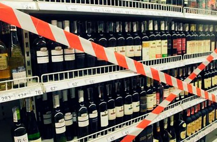 Продававший в ночное время алкогольные напитки магазин закрыли на улице Рождественской - фото 1
