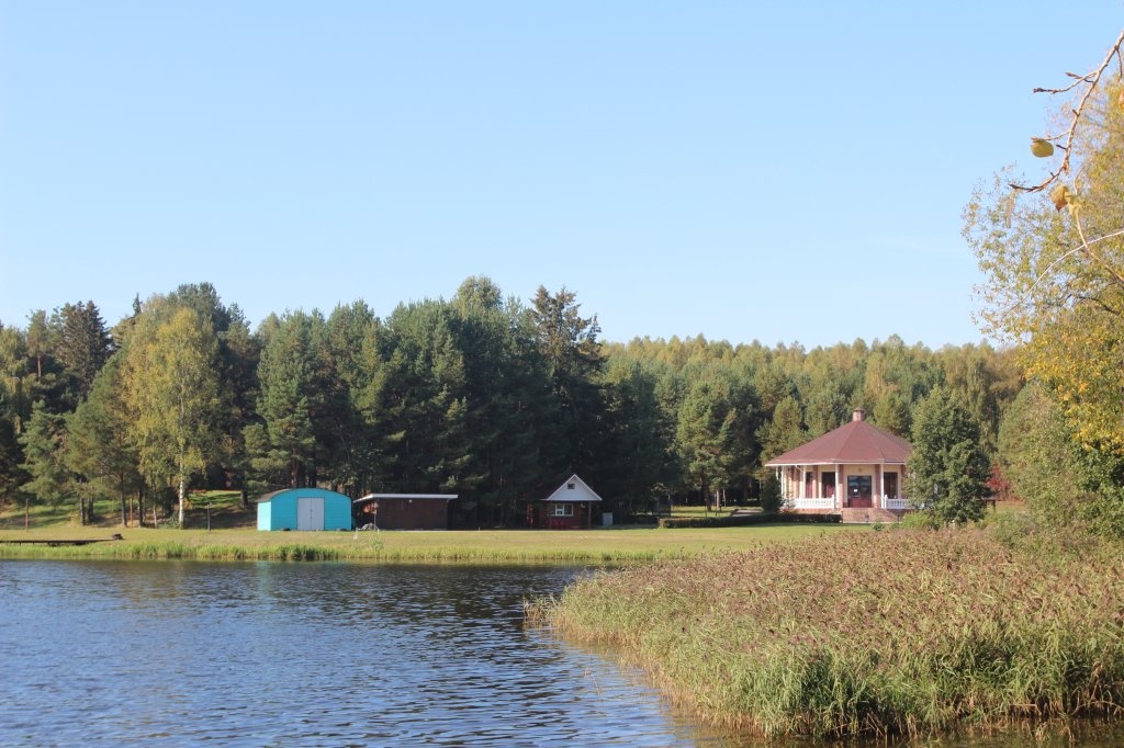 Загородный комплекс на берегу Горьковского моря выставлен на продажу - фото 1