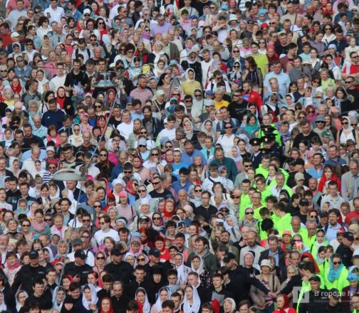Фоторепортаж: как прошел пасхальный крестный ход в Нижнем Новгороде - фото 22