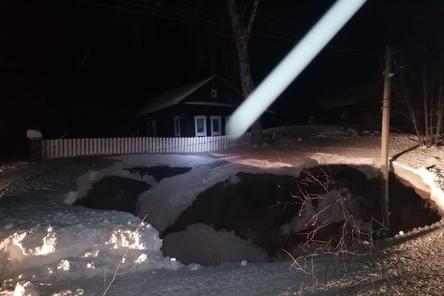 Провал глубиной в 5 и длиной в 10 метров образовался у дома в Павловском районе
