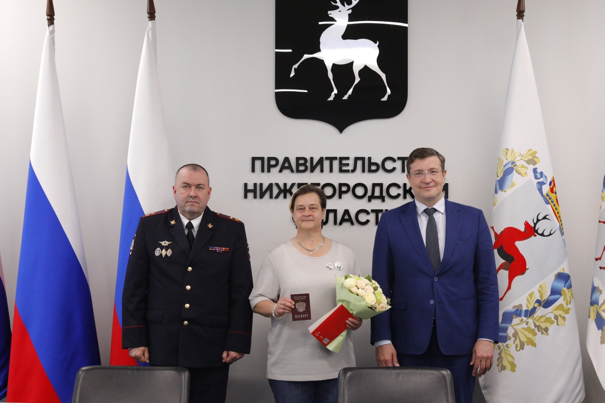 Никитин вручил российский паспорт немецкой активистке Килинч - фото 1