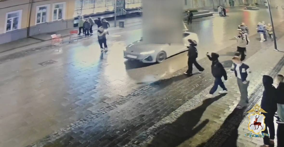 Полиция задержала нижегородца, запустившего салют с капота авто на Покровке - фото 1