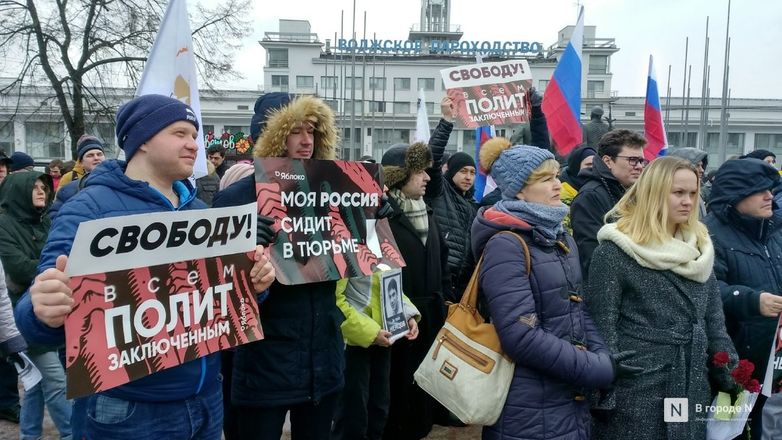 На митинге памяти Немцова собрались около 400 нижегородцев и выступил его однокурсник - фото 2