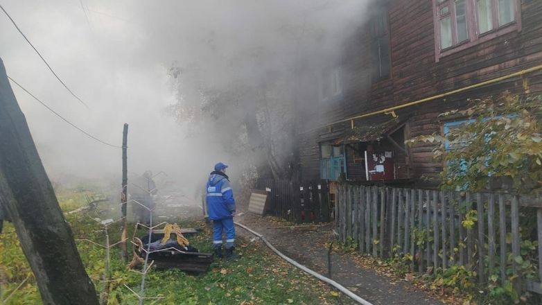 Двухэтажный деревянный дом загорелся в Ленинском районе - фото 3