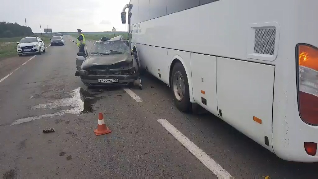 Пассажир и водитель Audi получили травмы в столкновении с автобусом в Дивеевском районе - фото 1