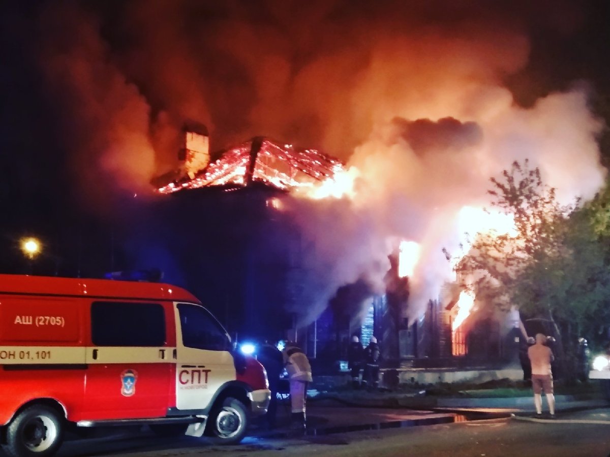 Крупный пожар случился в жилом доме в Московском районе - фото 2