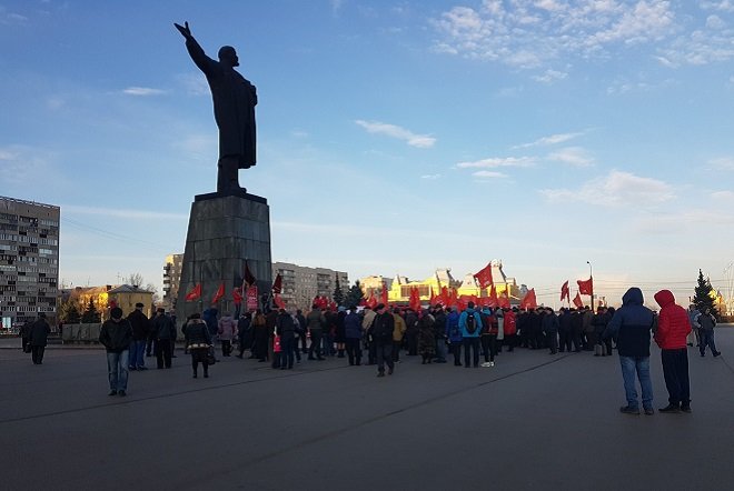 Нижегородские коммунисты собрались на митинг в годовщину революции - фото 1