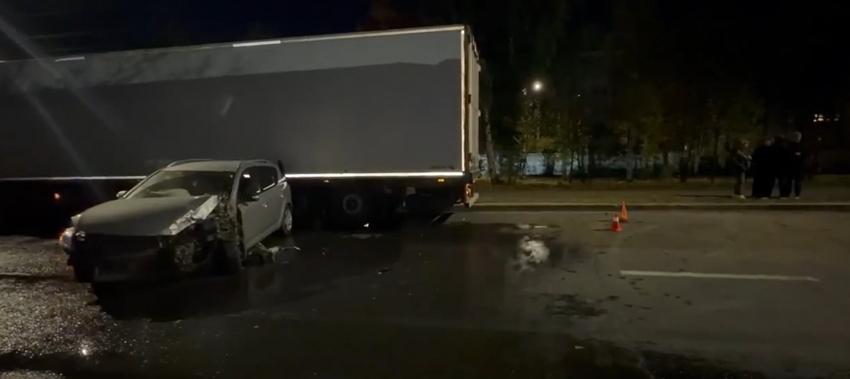 Водитель иномарки пострадал в ДТП с двумя фурами в Нижнем Новгороде - фото 1