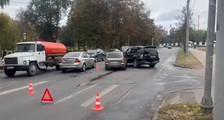 Два человека пострадали при столкновении легковушек в Нижнем Новгороде - фото 1