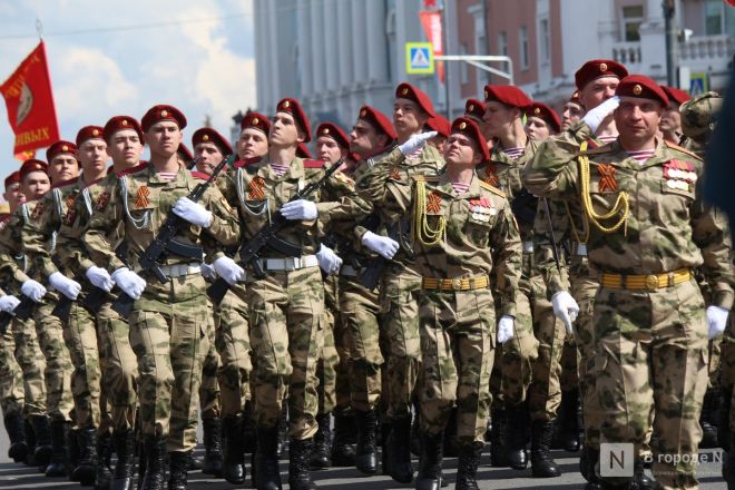 Фоторепортаж: парад в честь 80-й годовщины Победы прошел в Нижнем Новгороде - фото 103