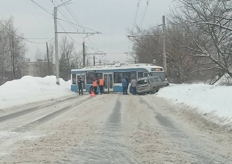 Автомобиль врезался в троллейбус в Дзержинске - фото 1