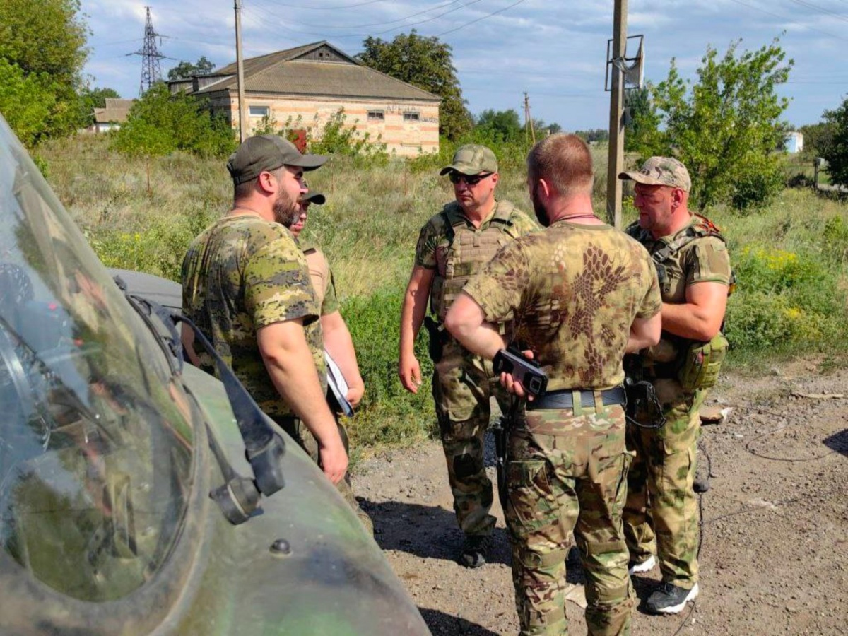 Глава Дзержинска вручил ордена Мужества троим бойцам в зоне СВО - фото 1