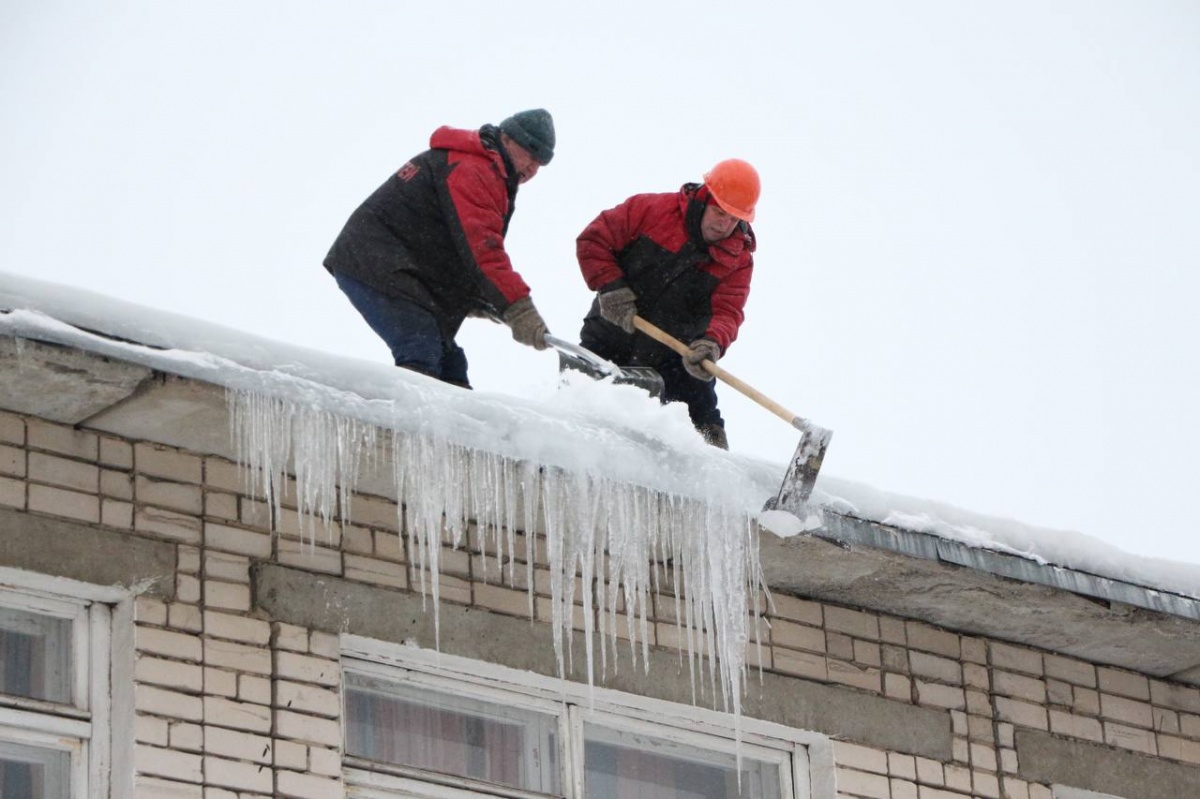 Крыши Дзержинска в штатном режиме очищают от наледи - фото 1