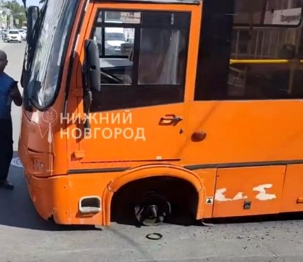 Автобус потерял колесо в Нижнем Новгороде - фото 1