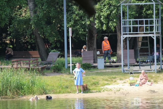Спасение от адского пекла: фоторепортаж с пляжей Нижнего Новгорода - фото 44