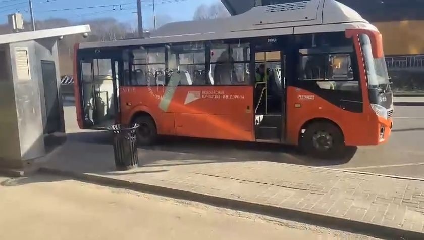 Пенсионерка выпала на ходу из автобуса в Нижнем Новгороде - фото 1