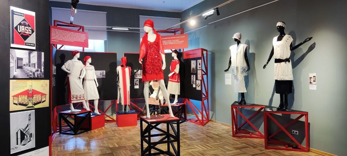Выставка «Гений в юбке и её эпоха» открылась в Нижегородском художественном музее