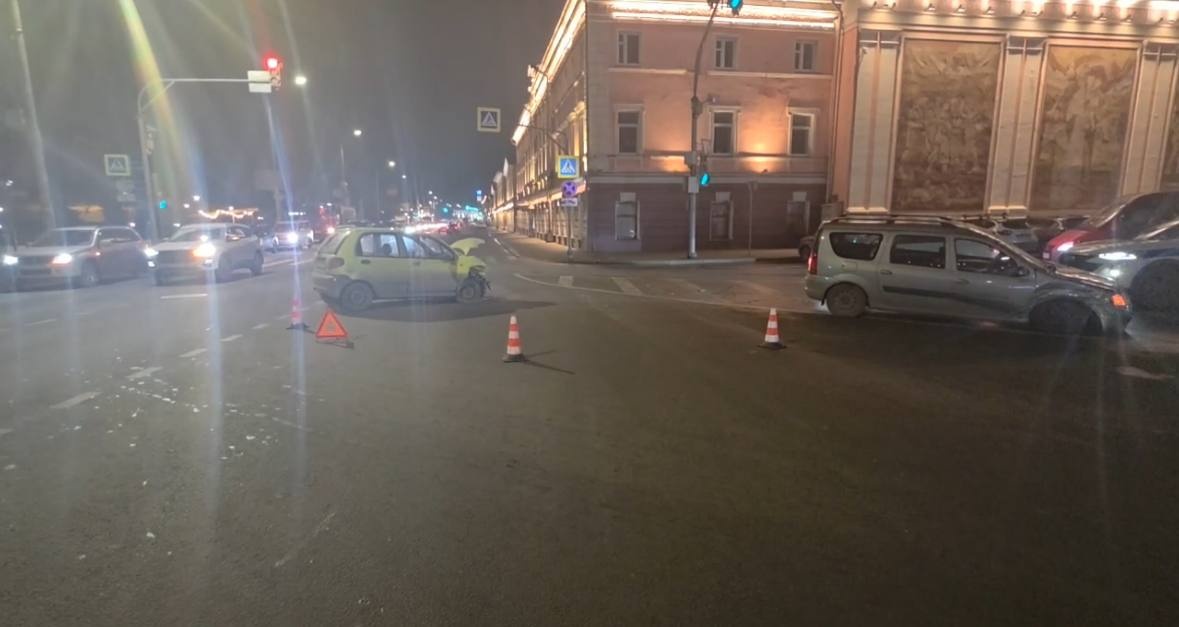 Женщина пострадала при столкновении двух легковушек на Рождественской - фото 1