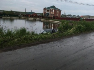 Автомобиль врезался в магазин в Пильнинском районе и улетел в пруд