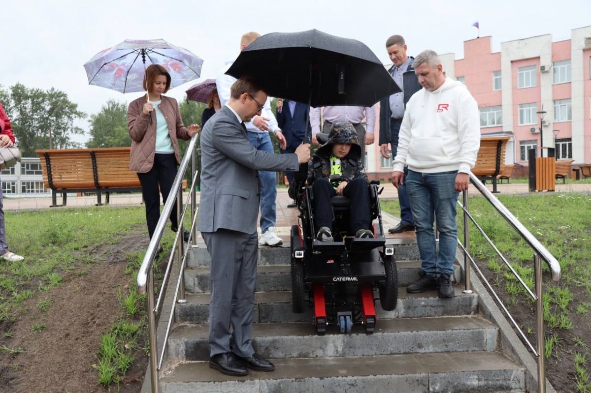 Губернатор и министр исполнили мечту 12-летнего нижегородца о коляске-трансформере - фото 1