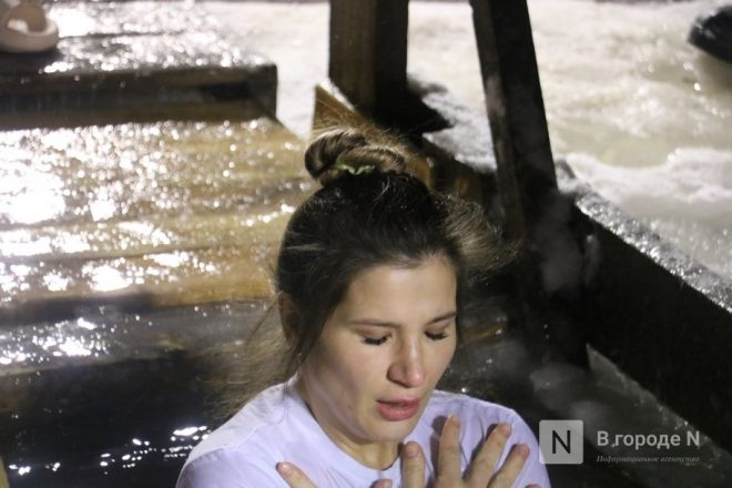 Мороз по коже: фоторепортаж с крещенских купаний в Нижнем Новгороде - фото 26