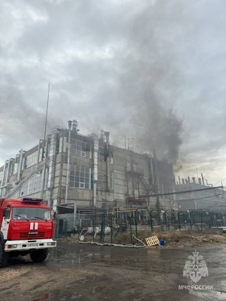 Опубликованы фото горящего химзавода в Дзержинске - фото 3