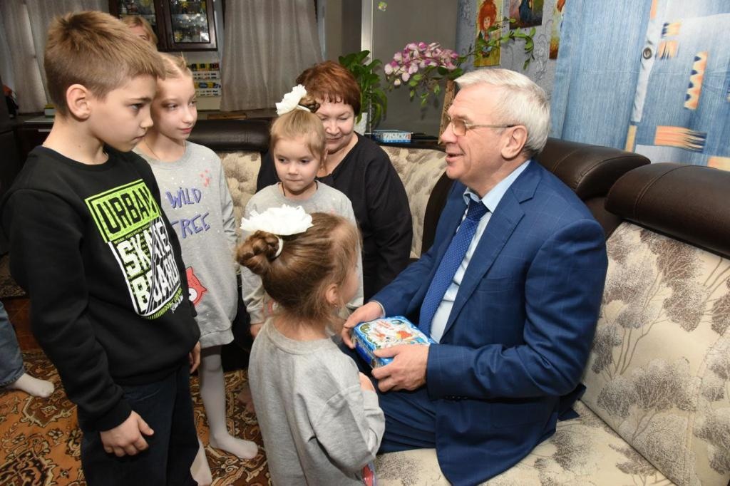 Евгений Люлин встретился с семьей, воспитывающей приемных детей из Донецка - фото 1